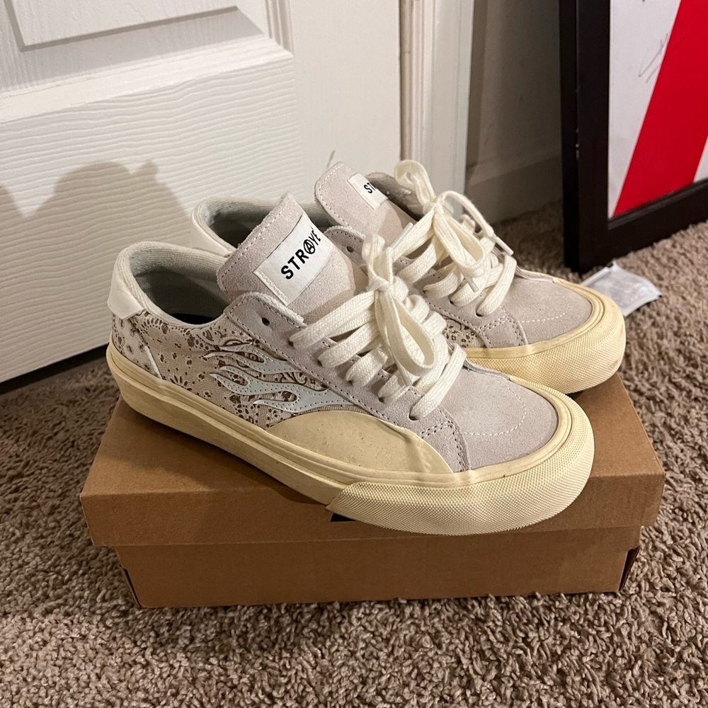 STRAYE skateboard shoes super clean